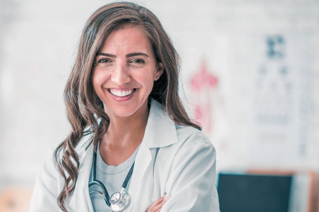 Freundliche Ärztin mit Stethoskop – ärztliche Beratung zur Diagnose der Perimenopause und Wechseljahre