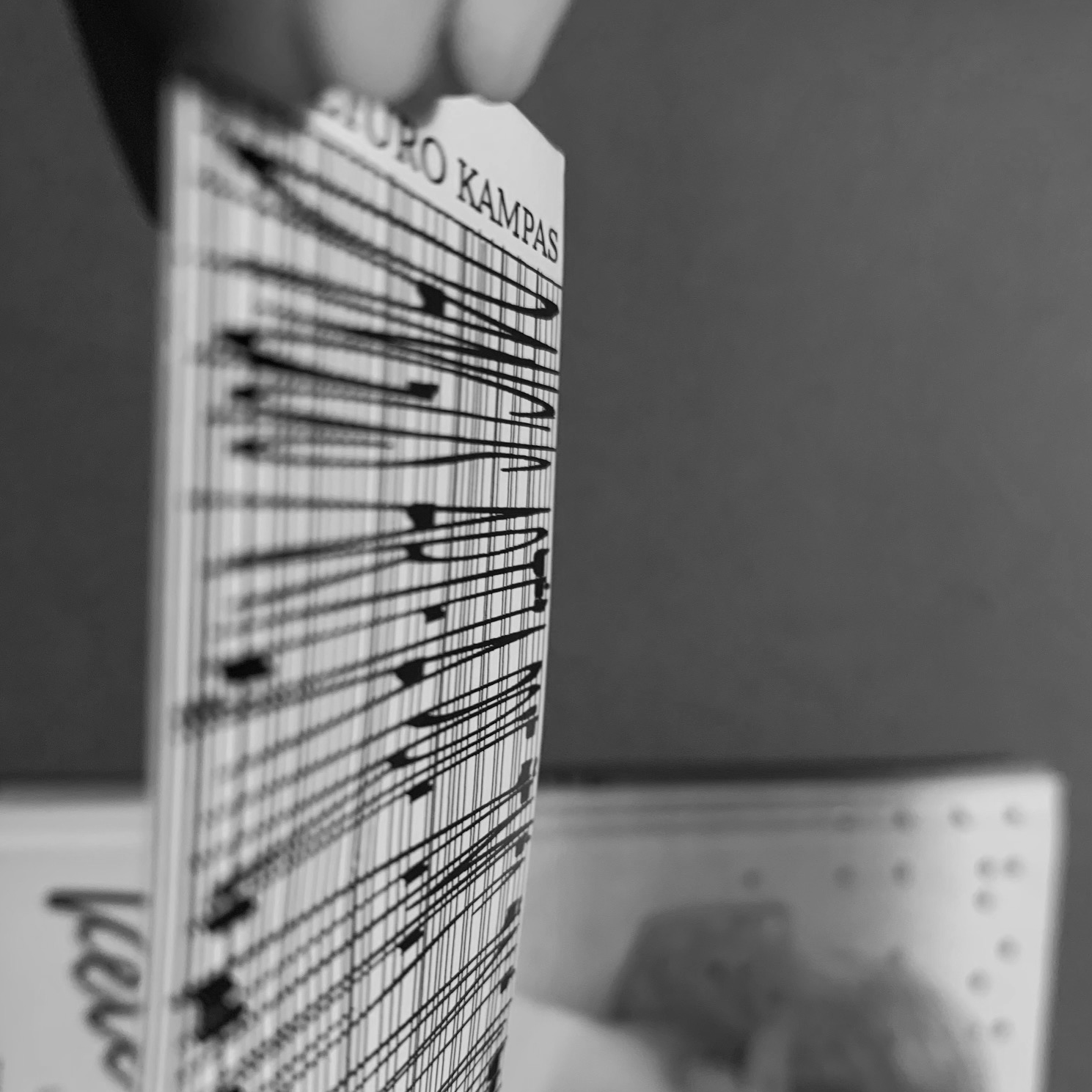 Foto of a book from the side.
