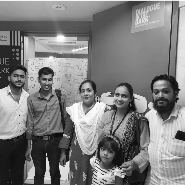 Foto of a Husna and her family at Dialogue in the Dark Mumbai