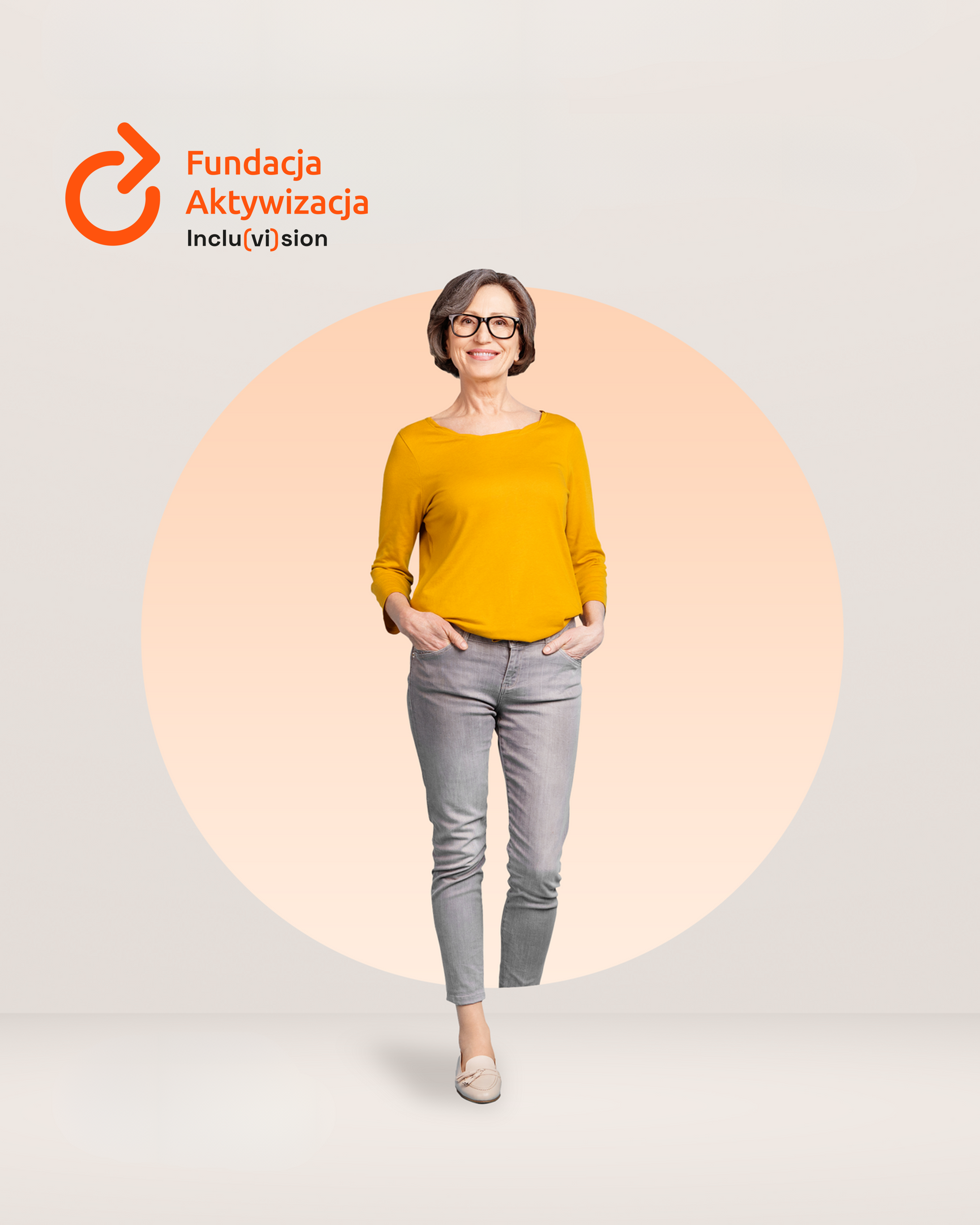 Kobieta w średnim wieku ubrana w musztardową bluzkę i szare spodnie. ma okulary i uśmiecha się. Za nią morelowe koło.